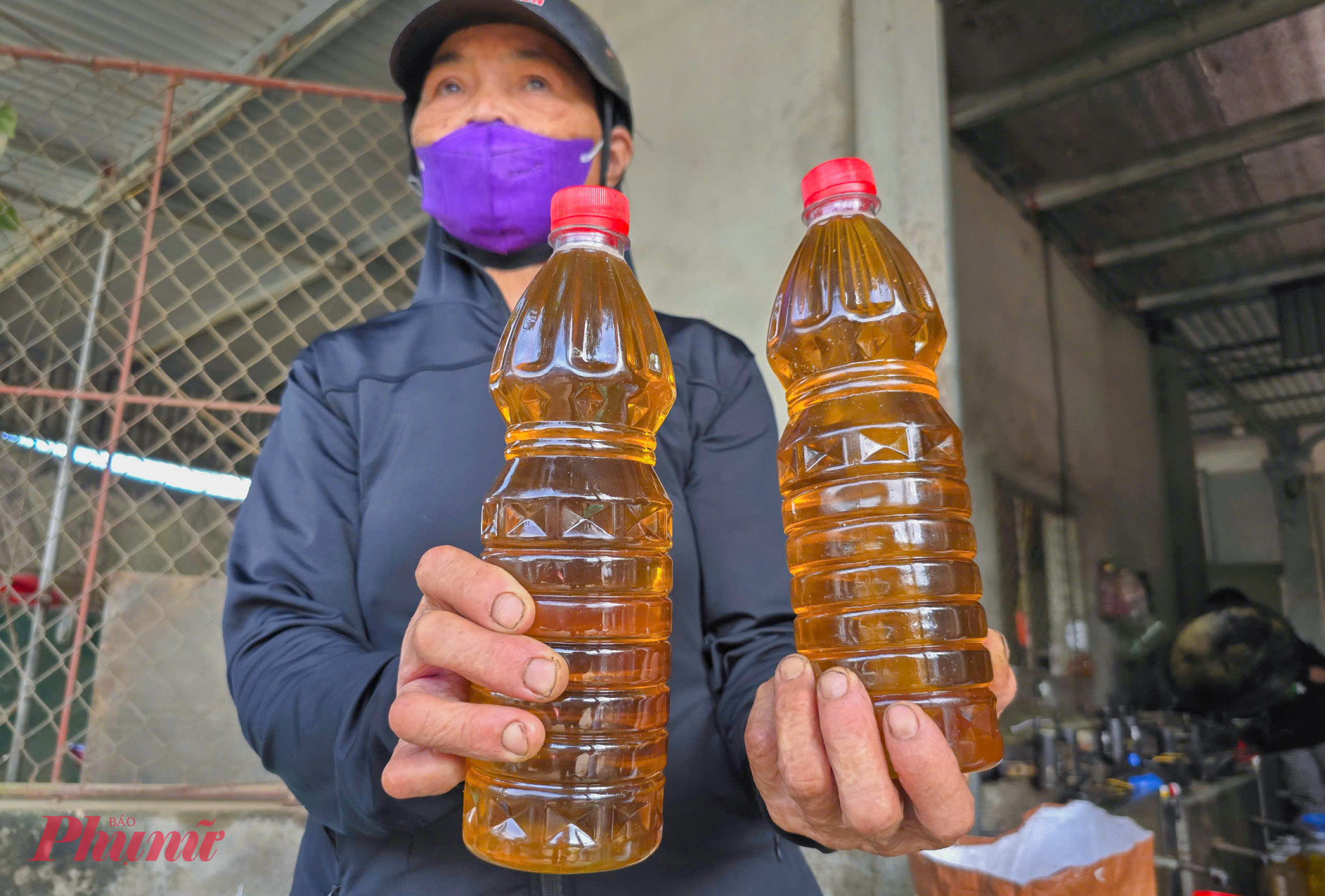 Bà Nguyễn Thị Hoa - trú xã Đông Lộc - cho biết, sẵn có vừng trồng được, mỗi năm bà đều ép 150-200kg vừng để về dùng trong gia đình, gửi cho các con ở xa và bán cho người quen. So với dầu lạc, dầu vừng đắt hơn, giá giao động từ 200.000-220.000 đồng/lít.