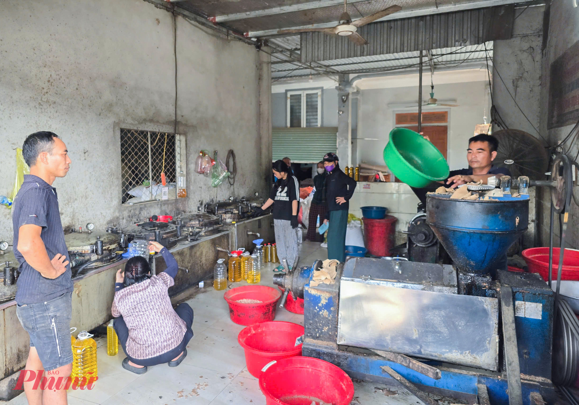 Thời gian gần đây, các cơ sở chuyên ép dầu ở tỉnh Nghệ An liên tục phải hoạt động hết công suất để đáp ứng nhu cầu của người dân. Anh Hoàng Văn Quân - chủ cơ sở ép dầu ở xóm Trường An (xã Đông Lộc, tỉnh Nghệ An) xu hướng tự ép dầu từ các loại hạt của người dân ngày càng cao. Đặc biệt là những tháng gần đây, khi xuất hiện các thông tin về dầu bẩn trên thị trường.