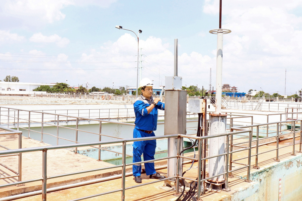 Không để gián đoạn cấp nước sạch trước biến động mưa bão Nhân viên kỹ thuật nhà máy nước SAWACO kiểm tra các thiết bị