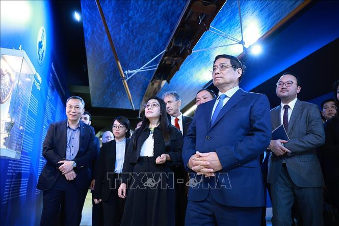 Thủ tướng Phạm Minh Chính và phu nhân Lê Thị Bích Trân thăm phòng truyền thống của CLB bóng đá Vasco da Gama - Ảnh: TTXVN