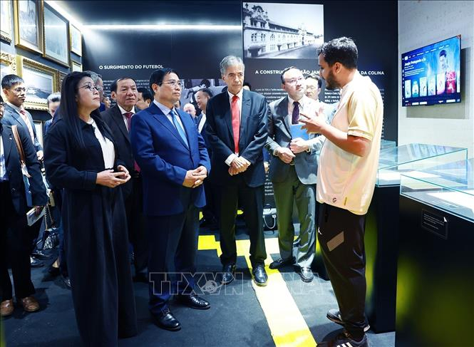 Thủ tướng Phạm Minh Chính và phu nhân Lê Thị Bích Trân thăm phòng truyền thống của CLB bóng đá Vasco da Gama - Ảnh: TTXVN