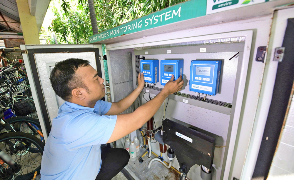 Không để gián đoạn cấp nước sạch trước biến động mưa bão Chuyên viên Công ty cổ phần Cấp nước Thủ Đức kiểm tra hệ thống giám sát chất lượng nước