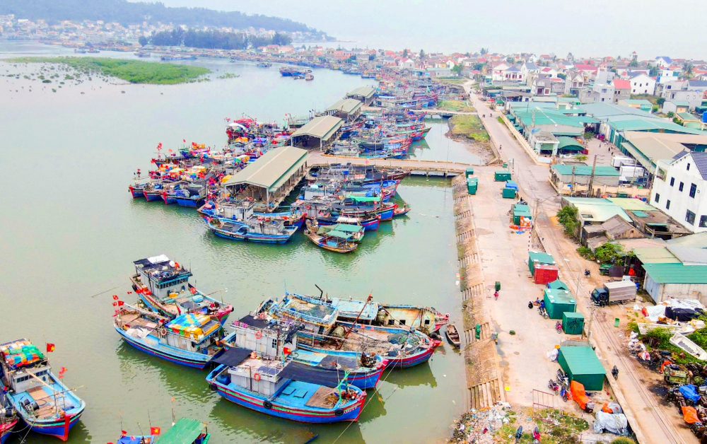 Nhiều chủ tàu cá ở tỉnh Nghệ An phải chờ cả năm mới nhận được tiền hỗ trợ nhiên liệu nên gặp khó khăn trong việc vươn khơi, bám biển - Ảnh: Phan Ngọc