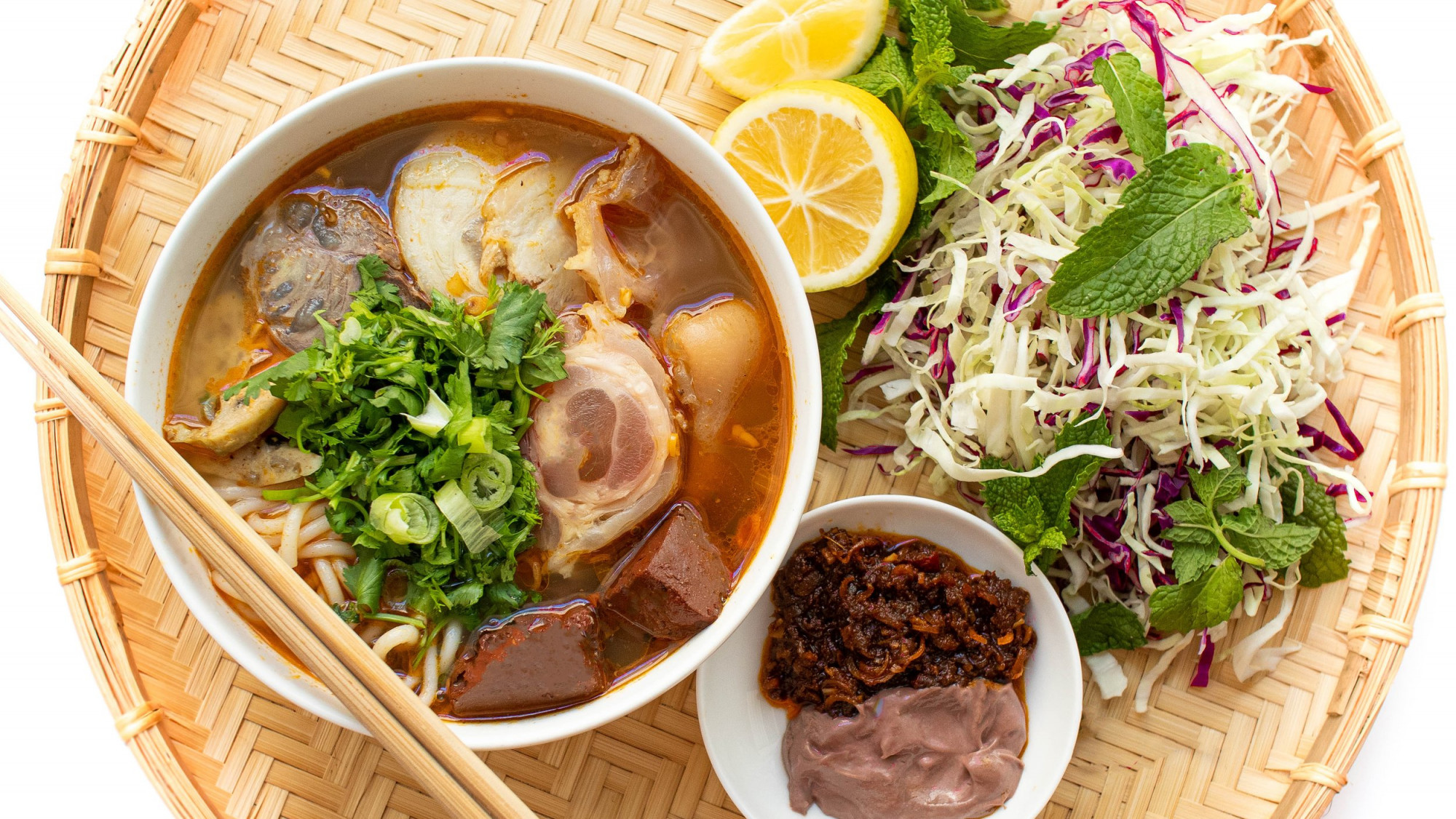 Bún bò Huế là món ăn mang đậm tinh thần ẩm thực miền Trung Việt Nam, được nhiều thực khách trong và ngoài nước - Ảnh: Vicky Pham