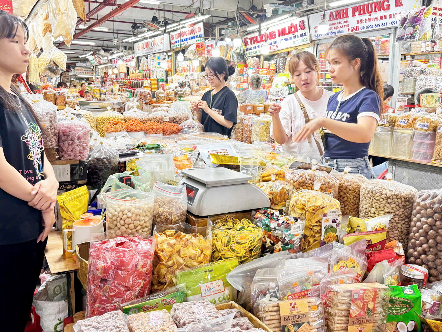 Hàng đạt chuẩn mới được lên sàn thương mại điện tử Các loại thực phẩm, nông sản, bánh mứt… nếu muốn bán trên sàn thương mại điện tử phải có đầy đủ giấy chứng nhận, kiểm định chất lượng sản phẩm… - ẢNH: H.LÀI (chụp tại chợ An Đông)