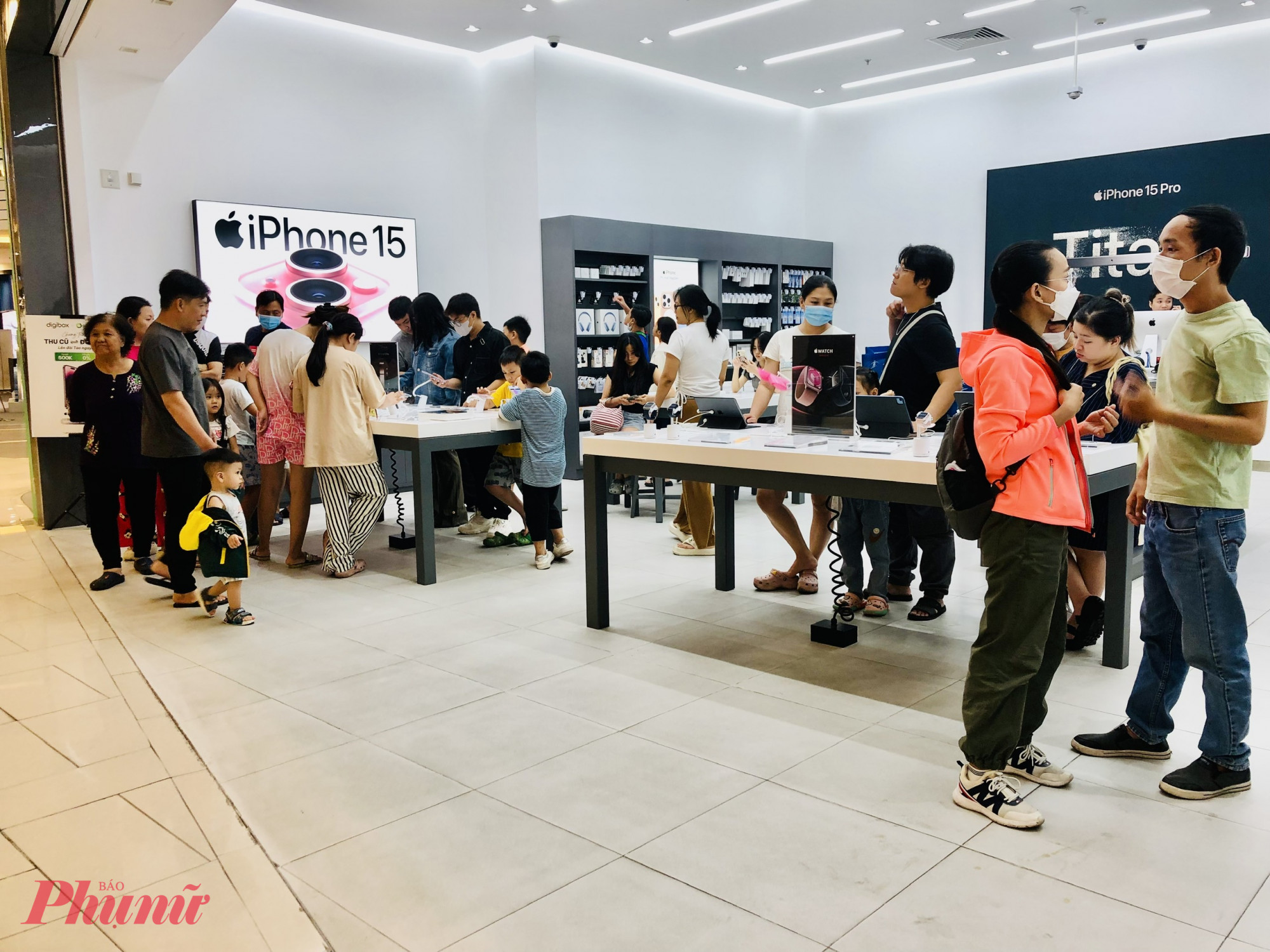 Tại khu trưng bày sản phẩm iPhong trong AeonMall Bình Tân, nhiều khách đang tham khảo về sản phẩm - Ảnh: Thanh Hoa