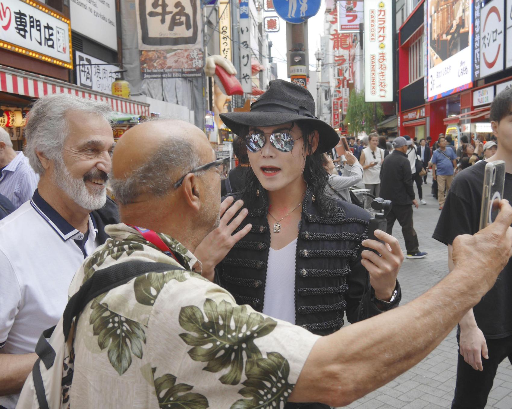 Không chỉ thể hiện những bước nhảy điêu luyện như huyền thoại Michael Jackson, người đàn ông này còn góp phần giải quyết tình trạng quá tải du lịch ở nhiều khu vực là ''điểm nóng'' của Osaka.