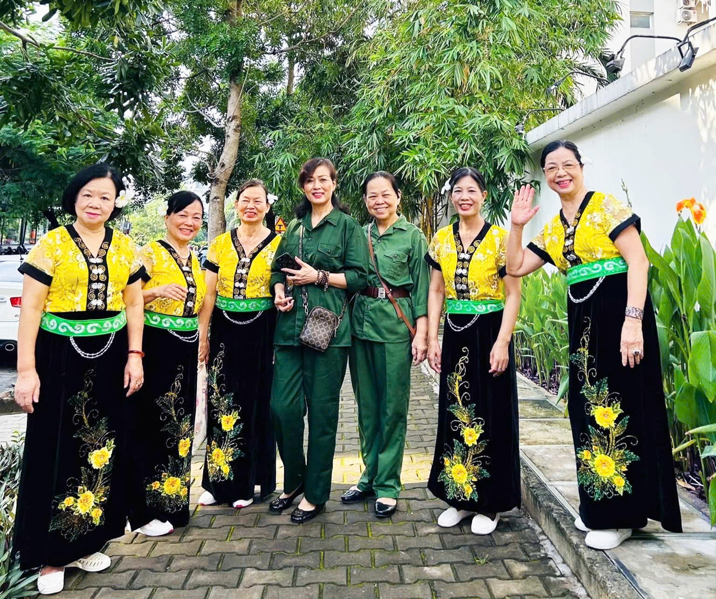 Thông qua các hoạt động văn nghệ và nhờ vào sự chân thành, cởi mở,  bà Nguyễn Thị Liên (bìa phải) đã dần xây dựng cộng đồng ấm áp ở khu chung cư Phú Mỹ