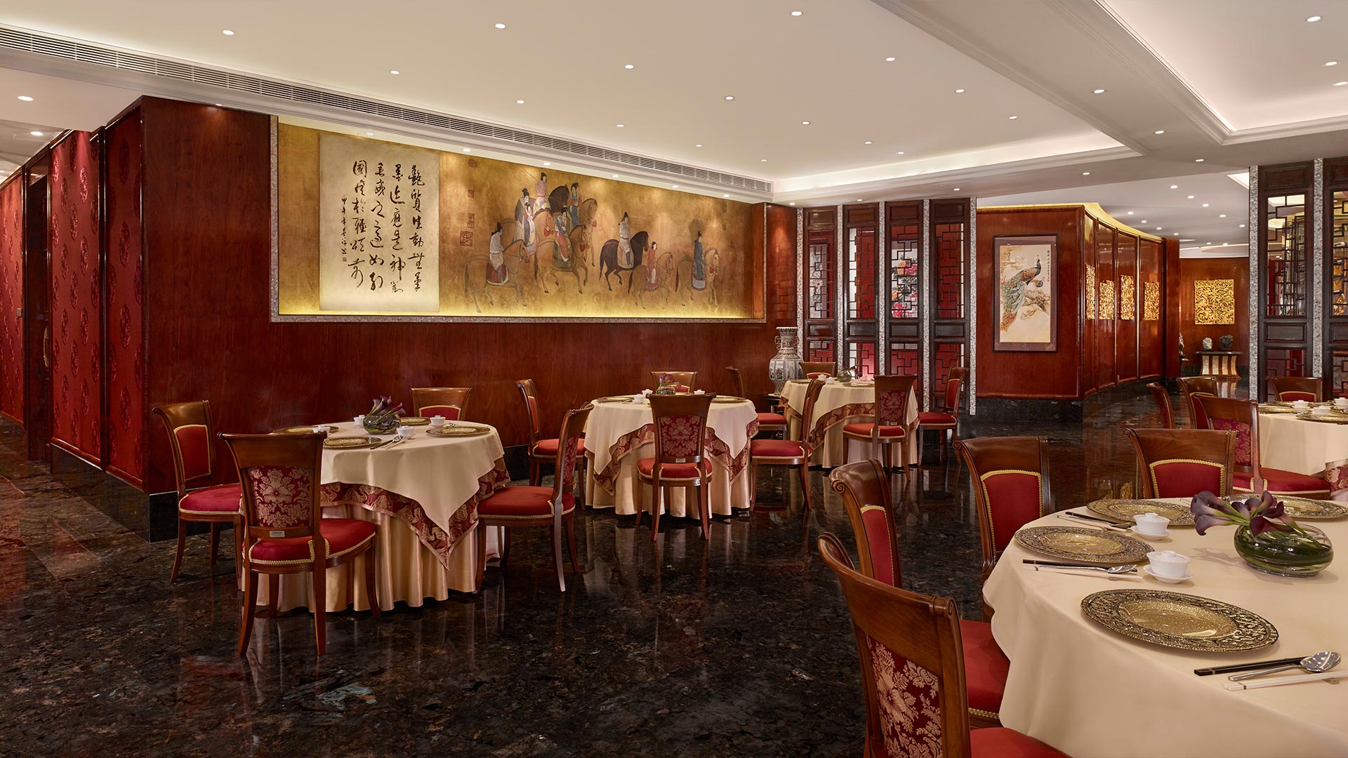 Long Triều – Nhà hàng 1 sao Michelin ẩm thực Quảng Đông đỉnh cao tại Sài Gòn  Tọa lạc ở tầng 4 Toà nhà Times Square, Long Triều (The Reverie Saigon, quận 1) là địa chỉ không thể bỏ qua đối với người yêu ẩm thực cao cấp. Vừa được giữ vững 1 sao Michelin trong các năm 2024–2025, nơi đây chinh phục thực khách bằng không gian hoành tráng, từ lối vào có rồng pha lê Swarovski đến nội thất đỏ vàng phong cách Á Đông pha trộn tinh tế dấu ấn Ý 