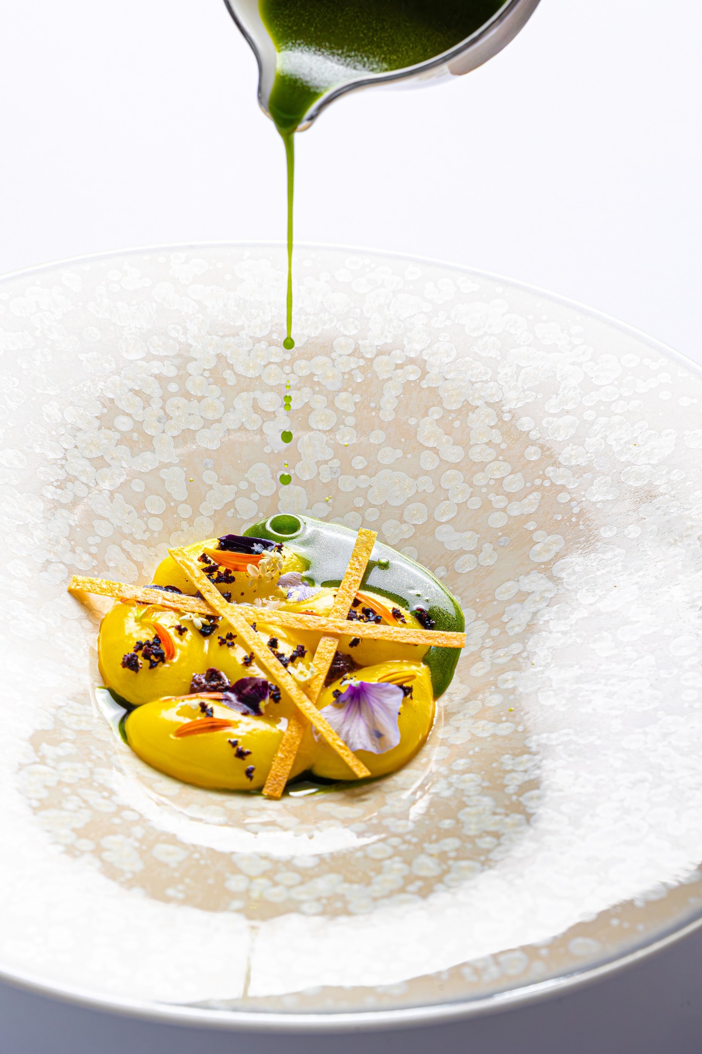 Bếp trưởng tài hoa Florian Stein dưới định hướng của đầu bếp lừng danh Pierre Gagnaire mang đến thực đơn theo mùa, kết hợp tinh tế giữa tinh hoa Pháp và nguyên liệu địa phương. Những món như sò điệp Hokkaido, ốc Việt cuốn mì Cannelloni, foie gras, trứng cá tầm, Wagyu, nấm truffle... đều đạt đến độ tinh xảo đáng giá một sao Michelin  wowweekend.vn +9 vnexpress.net +9 thanhnien.vn +9 .  Điểm sáng khác của La Maison là hầm rượu vang danh tiếng – được Wine Spectator vinh danh nhiều năm – cùng chuyên viên sommelier Nguyễn Toàn vừa đoạt giải Sommelier Award Michelin 2024  mytour.vn +8 vietnamnet.vn +8 ngoisao.vnexpress.net +8 . Bạn có thể chọn bàn sát bếp để xem đầu bếp trình diễn hoặc ngồi trong phòng riêng, ngoài trời đủ chỗ cho cả nhóm.