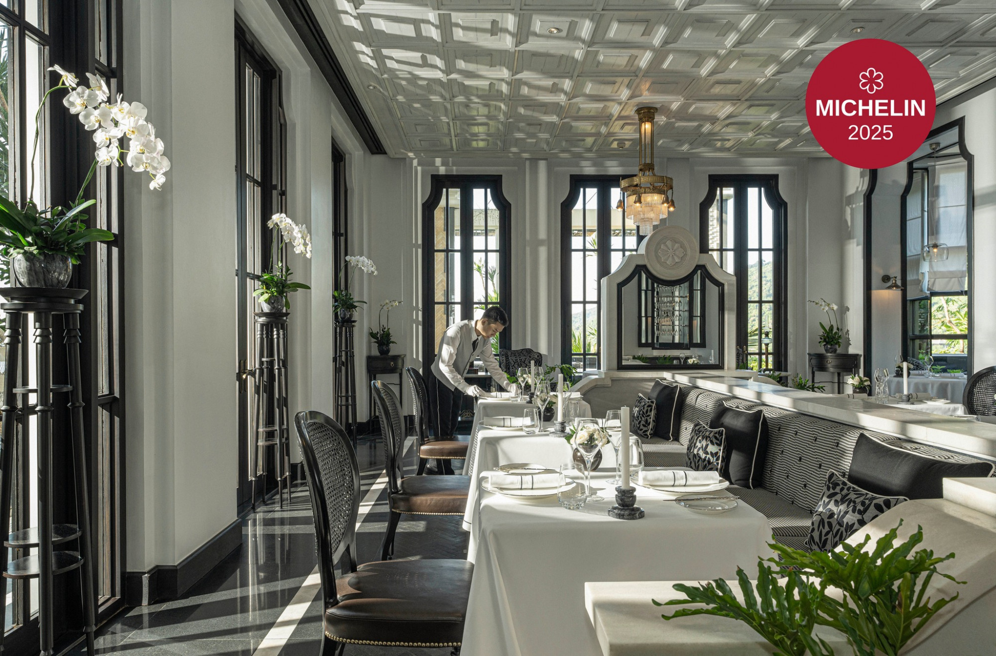 Tọa lạc tại InterContinental Danang Sun Peninsula Resort, La Maison 1888 là nhà hàng Pháp đầu tiên và duy nhất ở miền Trung đạt 1 sao Michelin vào năm 2024–2025, khiến giới sành ăn không khỏi trầm trồ  reddit.com +14 danang.intercontinental.com +14 thanhnien.vn +14 . Không gian nhà hàng tựa dinh thự Đông Dương, do kiến trúc sư Bill Bensley thiết kế, hài hòa giữa nét cổ kính Pháp và rừng nguyên sinh xanh mát bên vịnh biển  reddit.com +6 vnexpress.net +6 ivivu.com +6 .