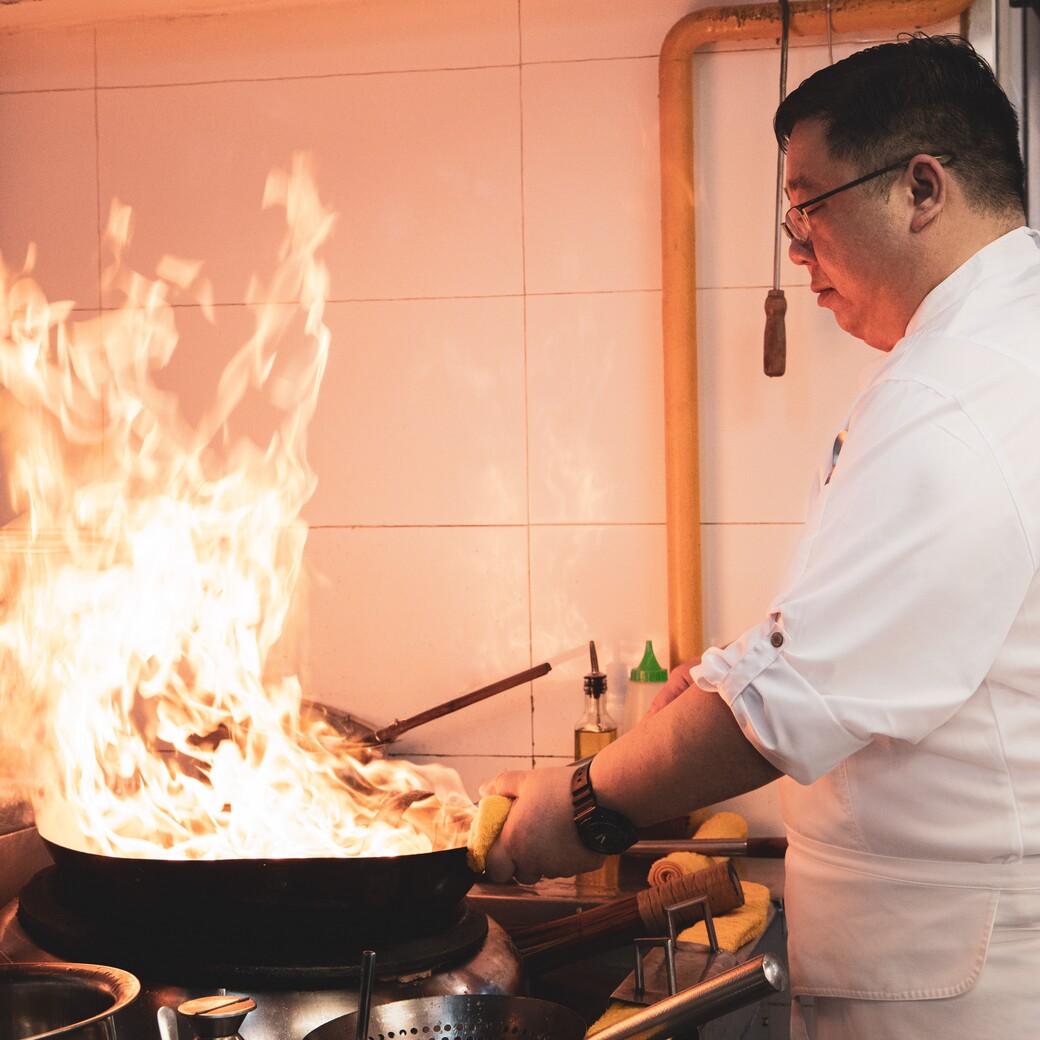 Đầu bếp Wong Fu Keung – bậc thầy Quảng Đông với hơn 25 năm kinh nghiệm – mang tới thực đơn đa dạng, từ hơn 50 món dim sum thủ công như há cảo bào ngư, bánh xá xíu nướng, đến bào ngư ba đầu sốt đùi heo muối Vân Nam, heo sữa quay mật ong, vịt Bắc Kinh, cá mú hấp kiểu Hồng Kông  thereveriesaigondining.com +4 vn.migo.travel +4 thereveriesaigon.com +4 . Các set menu tinh tế như Yến sào hay thượng hạng “Đông – Tây wine pairing”, mỗi người giá từ 2,888,000 đến 4,988,000 VND, kết hợp rượu vang chọn lọc hoặc free-flow sparkling wine