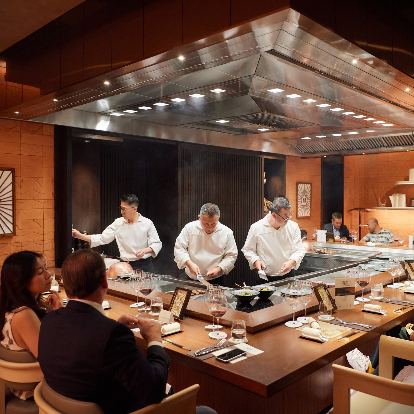 Dưới bàn tay tài hoa của bếp trưởng Hiroshi Yamaguchi và cố vấn Yoshida Junichi – đầu bếp Teppanyaki có sao Michelin đầu tiên – thực đơn là chuyến hành trình vị giác tinh tế  guide.michelin.com +5 plo.vn +5 tuoitrethudo.vn +5 . Nguyên liệu cao cấp được nhập từ Nhật Bản như bào ngư, tôm hùm gai, nhím biển, bò Yaeyama Kyori và cua Hokkaido, mang đến trải nghiệm umami đậm đà sang trọng  thuonghieucongluan.com.vn +10 artlive.vn +10 gubistronomy.com +10 .  Sự tương tác từ lửa, dao, đến âm thanh rực lửa trên bàn Teppan như một màn trình diễn nghệ thuật độc đáo và đắm say giác quan, thể hiện qua phong cách phục vụ Nhật Bản “omotenashi” chuẩn mực . Thực đơn đặc biệt Michelin khoảng 11–11,5 triệu VND/người đã bao gồm sake, phù hợp cho những bữa tối đặc biệt