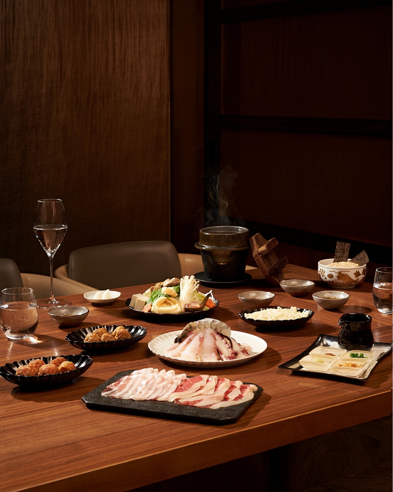 Nằm dưới tầng hầm khách sạn Capella Hà Nội, Hibana by Koki là nhà hàng Teppanyaki đầu tiên ở Việt Nam nhận 1 sao Michelin và giữ vững danh hiệu này nhiều năm liên tiếp  leisure-travel.vn +14 plo.vn +14 fooddaily.vn +14 . Không gian ấm cúng, hiện đại với chỉ 14 chỗ ngồi quanh quầy bếp mở tạo cảm giác riêng tư, tương tác chân thực với đầu bếp