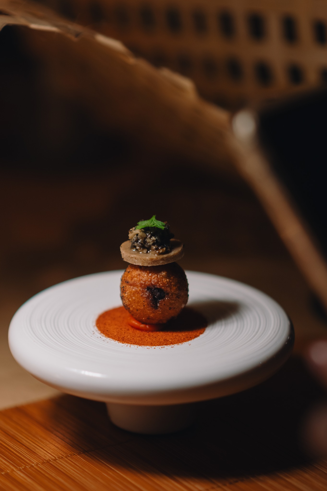 Đầu bếp Võ Thanh Vương đưa thực khách vào hành trình 12 món tasting, kết hợp năm triết lý ẩm thực – ferment, technique, truyền thống, sáng tạo và hiện đại. Món ăn cân bằng hương vị phức hợp, trình bày chỉn chu, tạo ấn tượng sâu sắc
