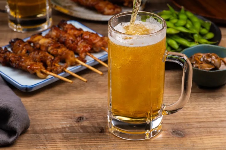 Uống bia ở izakaya. Zakaya là quán nhậu bình dân kiểu Nhật và khá ồn. Ở đây có bia lạnh, rượu sake, umeshu (rượu mơ), cocktail; còn đồ ăn thì có: gà nướng xiên, hải sản tươi sống, gà rán kiểu Nhật, đậu nành luộc, rau củ tẩm bột chiên… Izakaya có rất nhiều ở Tokyo. Bạn có thể vào quán Shirubee ở Shimokitazawa có các món hầm truyền thống; Uokin Honten ở Ginza đông khách có món cá giá rẻ - Ảnh: kuppa_rock/Getty Images. 