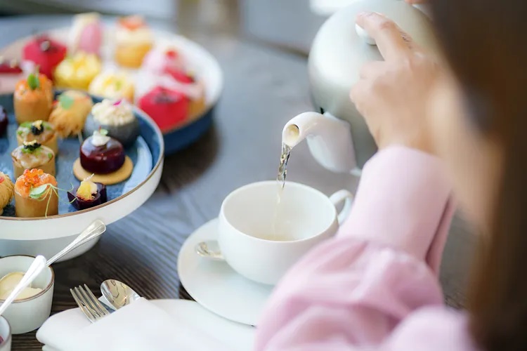 Thưởng thức trà chiều.  Văn hóa trà chiều trở nên phổ biến ở Tokyo trong những năm gần đây. Trà chiều có các bánh ngọt và mặn kiểu Tây cùng bánh kẹo truyền thống Nhật Bản, thưởng thức cùng các loại trà Nhật(matcha, gyokuro, hojicha).  Bạn có thể đến khách sạn Janu Tokyo  và Mandarin Oriental Tokyo để thưởng thức trà chiều thú vị ở Tokyo - Ảnh Prasit/Getty Images