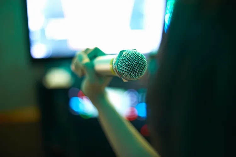 Hát karaoke. Tokyo có rất nhiều quán karaoke và dễ tìm thấy ở gần các nhà ga. Trong phòng karaoke một số quán để sẵn trang phục biểu diễn và nhạc cụ gõ cầm tay. Bạn hãy thử đến Karaoke Pasela ở Shibuya. Phòng ở đây trang trí theo phong cách nghỉ dưỡng, đẹp mắt và độc đáo; một số phòng có tầm nhìn ra thành phố.