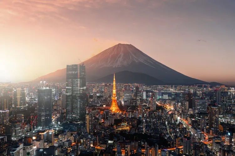 Ngắm hoàng hôn trên núi Phú Sĩ. Dù cách thủ đô Tokyo khoảng 100km nhưng vẫn thấy chóp núi lửa vào buổi hoàng hôn qua đài quan sát miễn phí tại tòa nhà chính quyền Tokyo. Không chỉ thấy được núi Phú Sĩ, từ độ cao 202 mét của 2 đài quan sát, du khách còn được chiêm ngưỡng toàn cảnh của Tokyo. Hãy đi thang máy từ tầng 1 của tòa nhà chính số 1 sẽ lên đến đài quan sát. Nơi đây sẽ đóng cửa khi thời tiết xấu. Ảnh trên: Núi Phú Sĩ lúc hoàng hôn - Ảnh: Jackyenjoyphotography/Getty Images