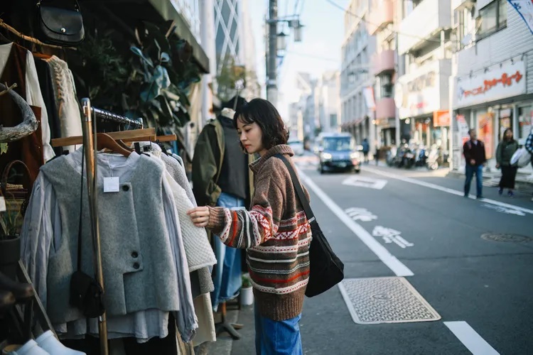 Mua đồ si ở Shimokitazawa. Đây là một khu phố sôi động ở phía tây Tokyo với những cửa hàng bán đồ cũ chất lừ. Shimokitazawa là điểm đến lý tưởng cho những ai không muốn đến các khu mua sắm lớn. Muốn tìm giày thể thao thì đến Soma, còn tìm các hiệu quần áo thời trang thì đến RAGTAG – Ảnh: lechatnoir/Getty Images