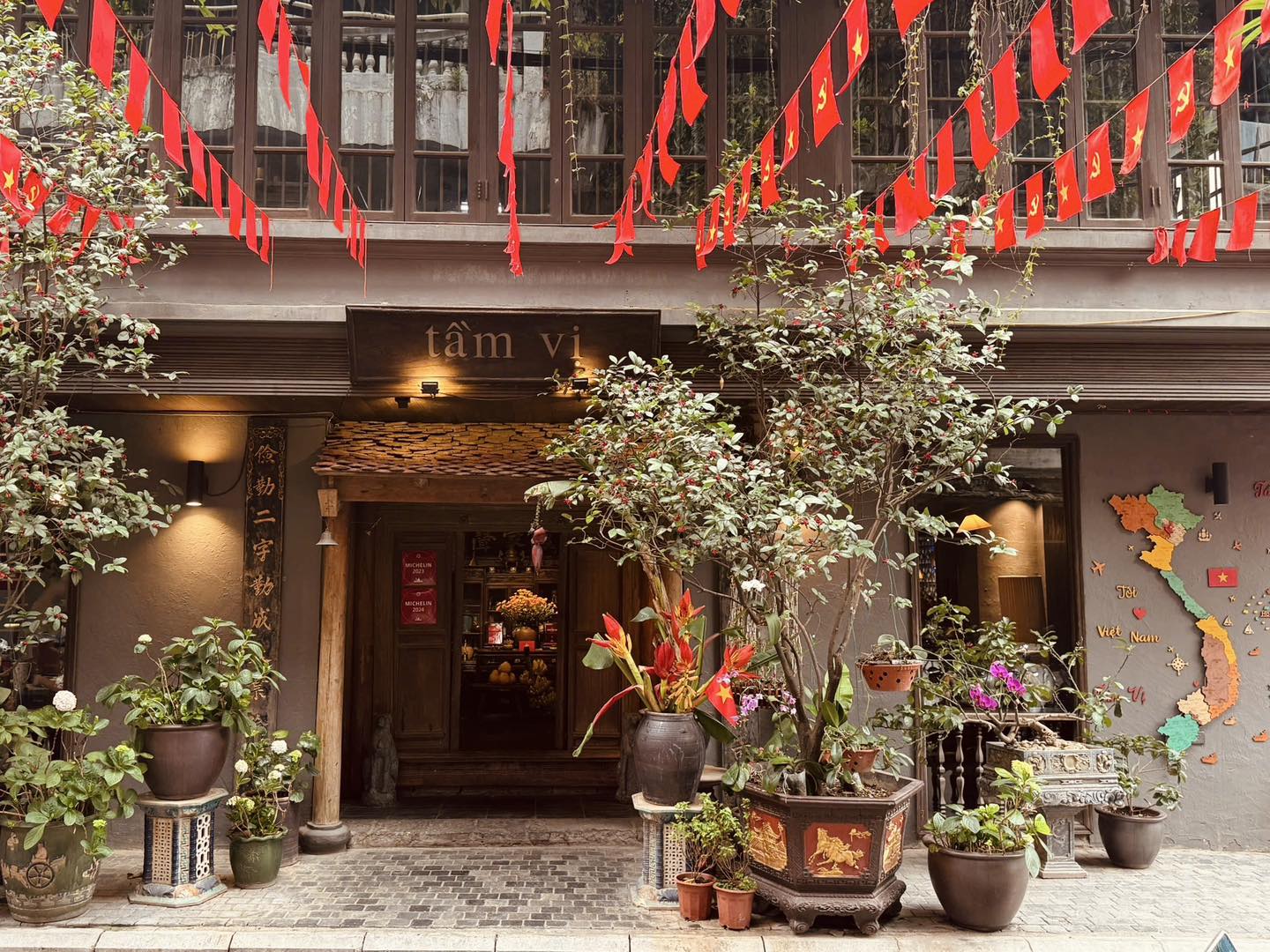 Ẩn mình tại 4B phường Yên Thế, Văn Miếu – Quốc Tử Giám, Ba Đình, Hà Nội nay đổi thành 4B phường Văn Miếu – Quốc Tử Giám, Hà Nội) Tầm Vị - nơi tôn vinh hương vị Bắc bộ giản dị hút thực khách với không gian vintage, ấm cúng, sân vườn xanh mát và cách bài trí đơn giản nhưng tinh tế.