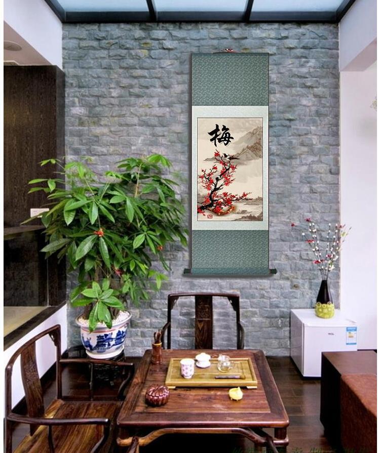 4. Trung Quốc: Một cuộn thư pháp, một bữa tiệc và niềm vui chung Rachel cho biết: Trong văn hóa Trung Quốc, bạn bè và gia đình thường tổ chức hoặc tham dự tiệc mừng tân gia (Qiaoqiān yàn) để chúc phúc cho gia đình. Người ta thường tặng một bức tranh đóng khung hoặc cuộn thư pháp, thường ghi những lời chúc trường thọ, hòa bình hoặc thịnh vượng.  Tác phẩm nghệ thuật thường được treo ngay lập tức, tạo cho không gian cảm giác cố ý lâu dài. Những cuộc tụ họp này không phải là những sự kiện yên tĩnh; chúng hào phóng, mang tính ăn mừng và chứa đầy tính biểu tượng. Bao lì xì, trái cây may mắn và cây cảnh như ngọc bích hoặc cây tiền đều là những món quà phổ biến.
