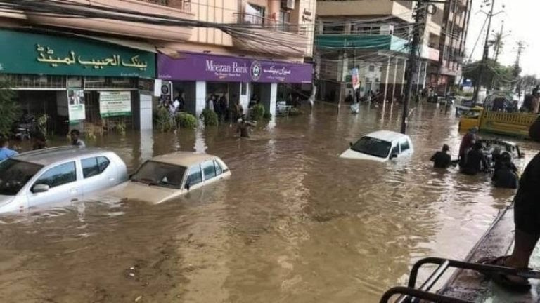 Nhiều tuyến đường ở Pakistan vẫn chìm trong nước lũ - Ảnh: Dailytime