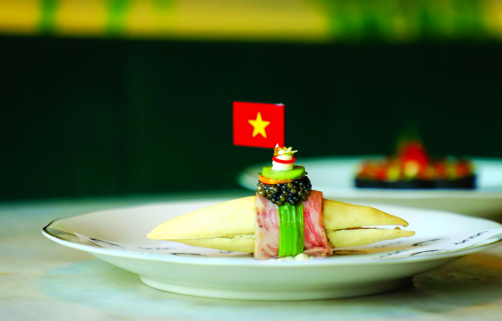 Thực đơn nổi bật với 2 lựa chọn chính: Tasting Menu Sài Gòn 10 món (khoảng 90 USD) và Menu của đầu bếp 12 món (khoảng 140 USD). Các món quen thuộc như bánh xèo, phở, bún chả, phở hay bánh mì Caviar... được nâng tầm và có giá lên đến 100 USD - Ảnh: Tam Nguyên
