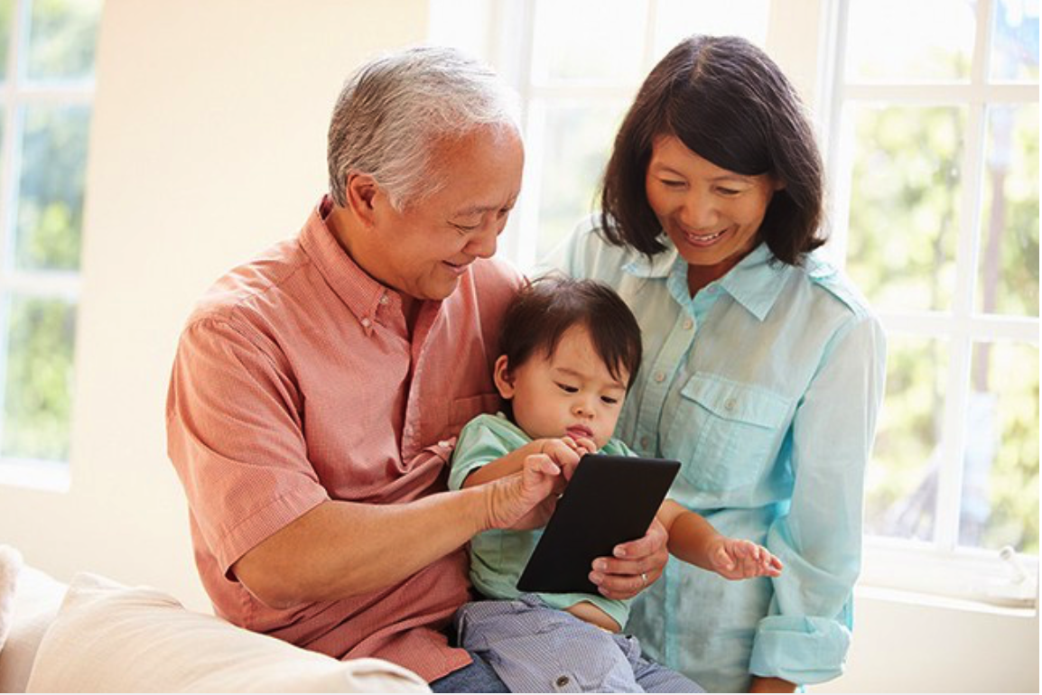 Ông bà chăm sóc cháu từ nhỏ, nhưng cháu nào có nhớ nổi... (ảnh minh họa)