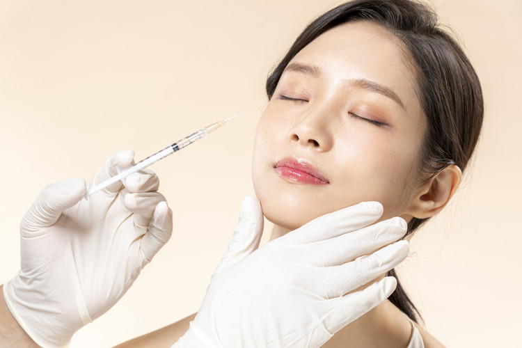 Các chuyên gia cảnh báo nếu tiêm botox tại các cơ sở không giấy phép dễ gây ra nhiều biến chứng sức khỏe,