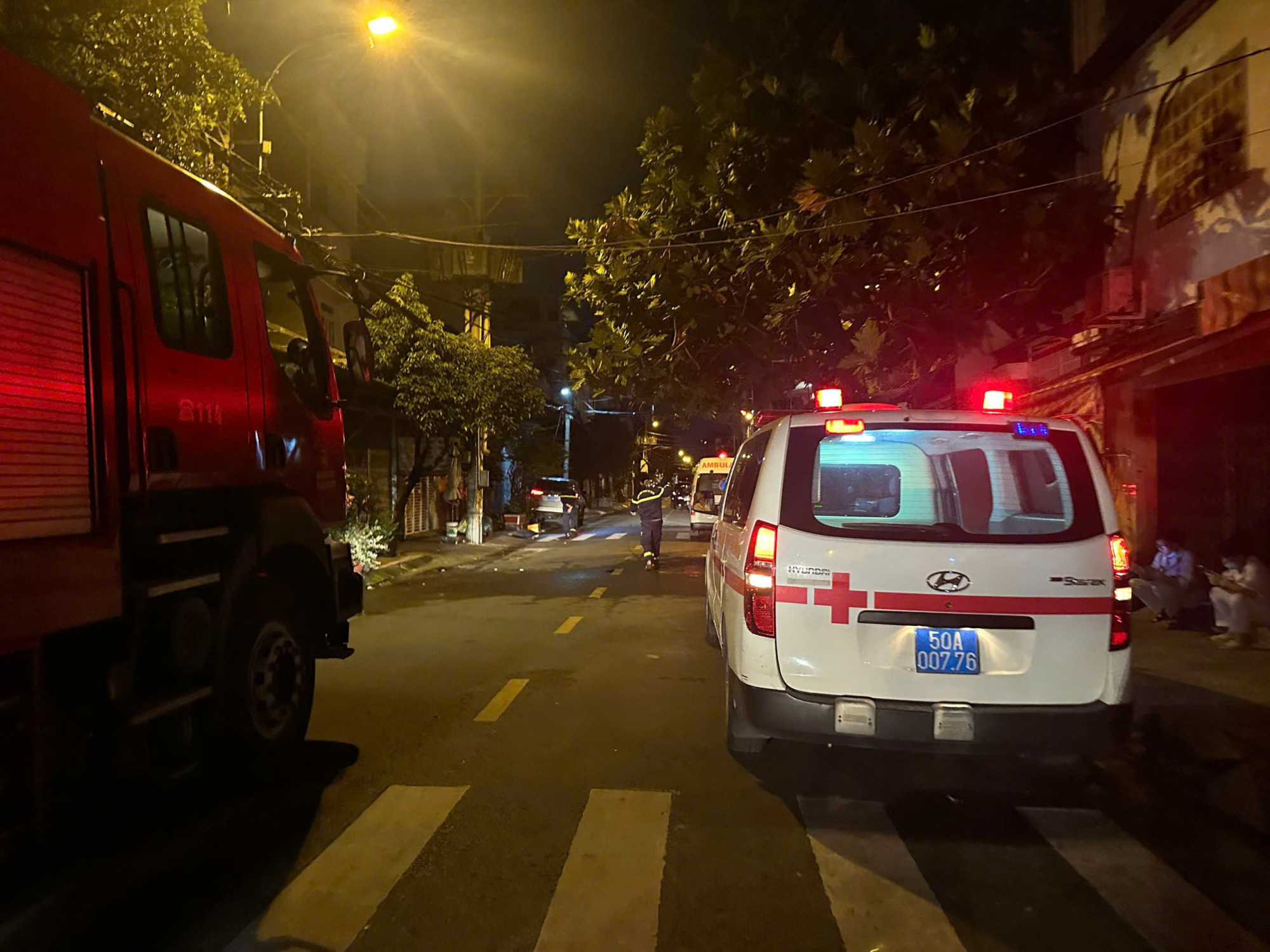 Xe cứu thương có mặt tại hiện trường. Ảnh: A.X.