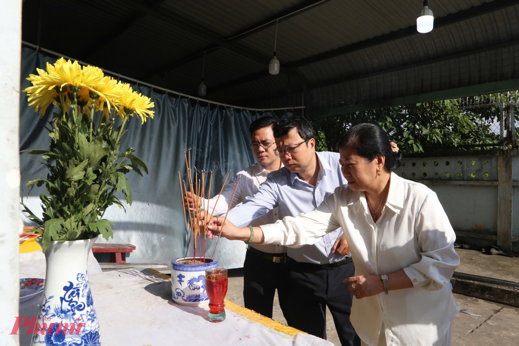 Lãnh đạo các sở ngành TPHCM đến thắp nén nhang tiễn biệt các nạn nhân vụ cháy đau lòng - Ảnh: Thanh Tâm
