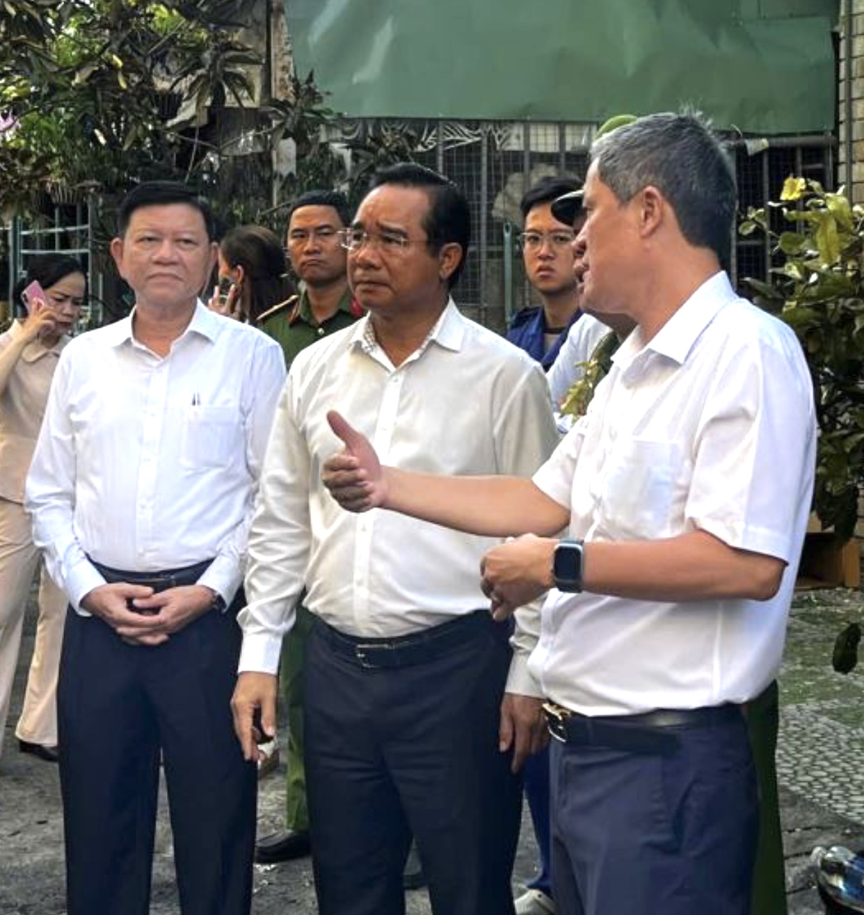 Chủ tịch UBND TPHCM (giữa) trực tiếp đến hiện trường chỉ đạo vụ việc 