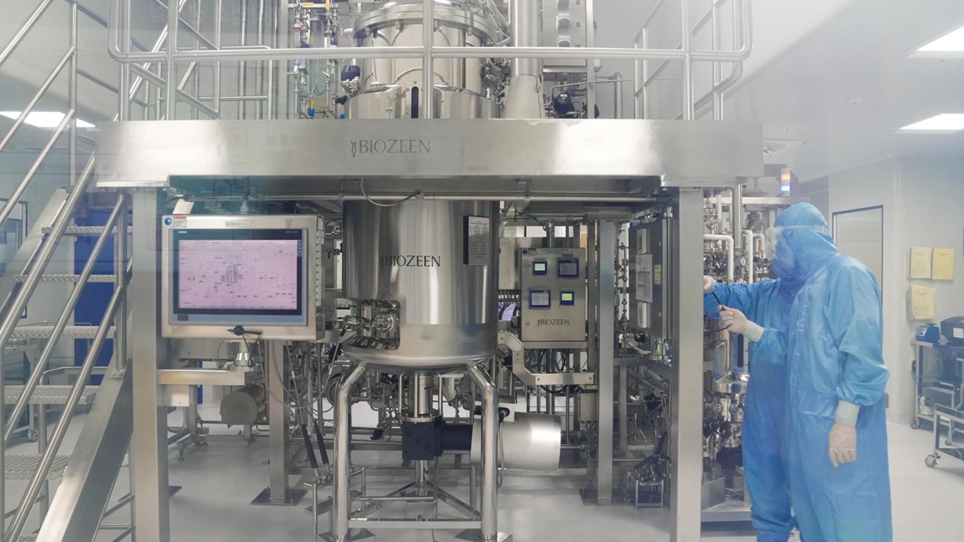 Nhân viên làm việc tại cơ sở sản xuất vắc-xin phòng bệnh than của GC Biopharma Corp vào ngày 1/7 — Ảnh: KDCA