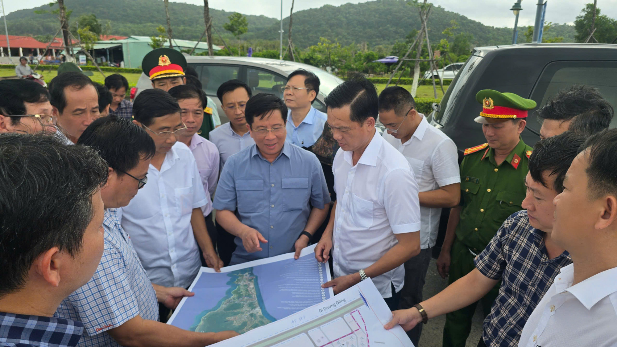 Chủ tịch UBND tỉnh An Giang cùng đoàn công tác kiểm tra tiến độ các công trình phục vụ APEC tại Phú Quốc - Ảnh N.H