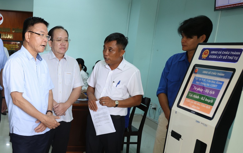 Phó Thủ tướng Lê Thành Long cùng lãnh đạo tỉnh An Giang kiểm tra tại trung tâm hành chính công UBND xã Châu Thành - Ảnh VGP/Đức Tuân
