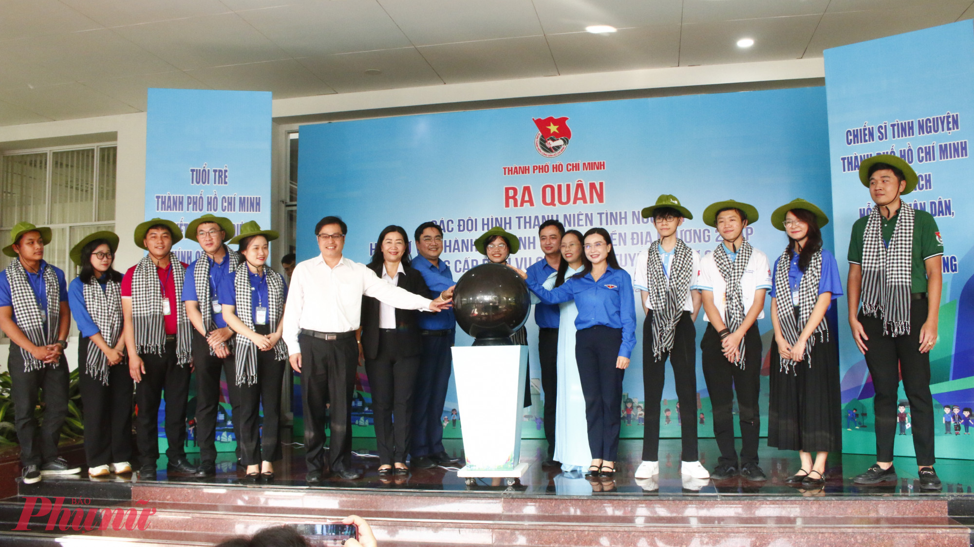 Bà Nguyễn Thị Bạch Mai – Phó Trưởng Ban tuyên giáo và Dân vận Thành uỷ TPHCM, bà  Nguyễn Phạm Duy Trang - Bí thư Trung ương Đoàn, Chủ tịch Hội đồng Đội Trung ương, ông Ngô Minh Hải - Phó Chủ tịch Ủy ban MTTQ Việt Nam TPHCM, Bí thư Thành Đoàn cùng các tình nguyện viên thực hiện nghi thức ra quân các đội hình thanh niên tình nguyện đồng hành cùng địa phương hỗ trợ vận hành mô hình chính quyền 2 cấp (cấp tỉnh, cấp xã) và cung cấp dịch vụ công trực tuyến tại cơ sở tại 168 xã, phường, đặc khu trên địa bàn TPHCM.