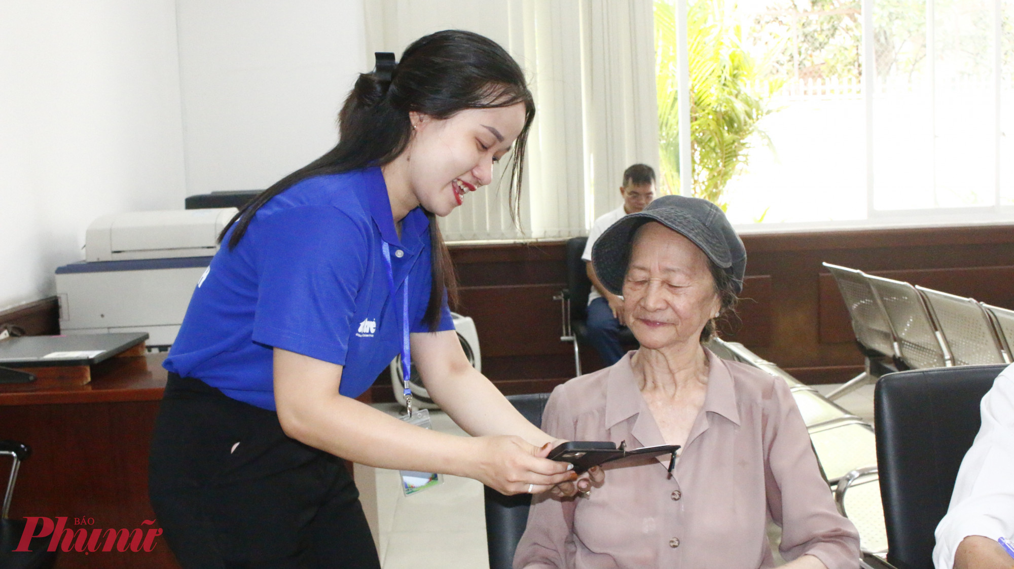 Bạn Nguyệt An tham gia hỗ trợ người dân  các thủ tục hành chính công tại phường Phú Nhuận