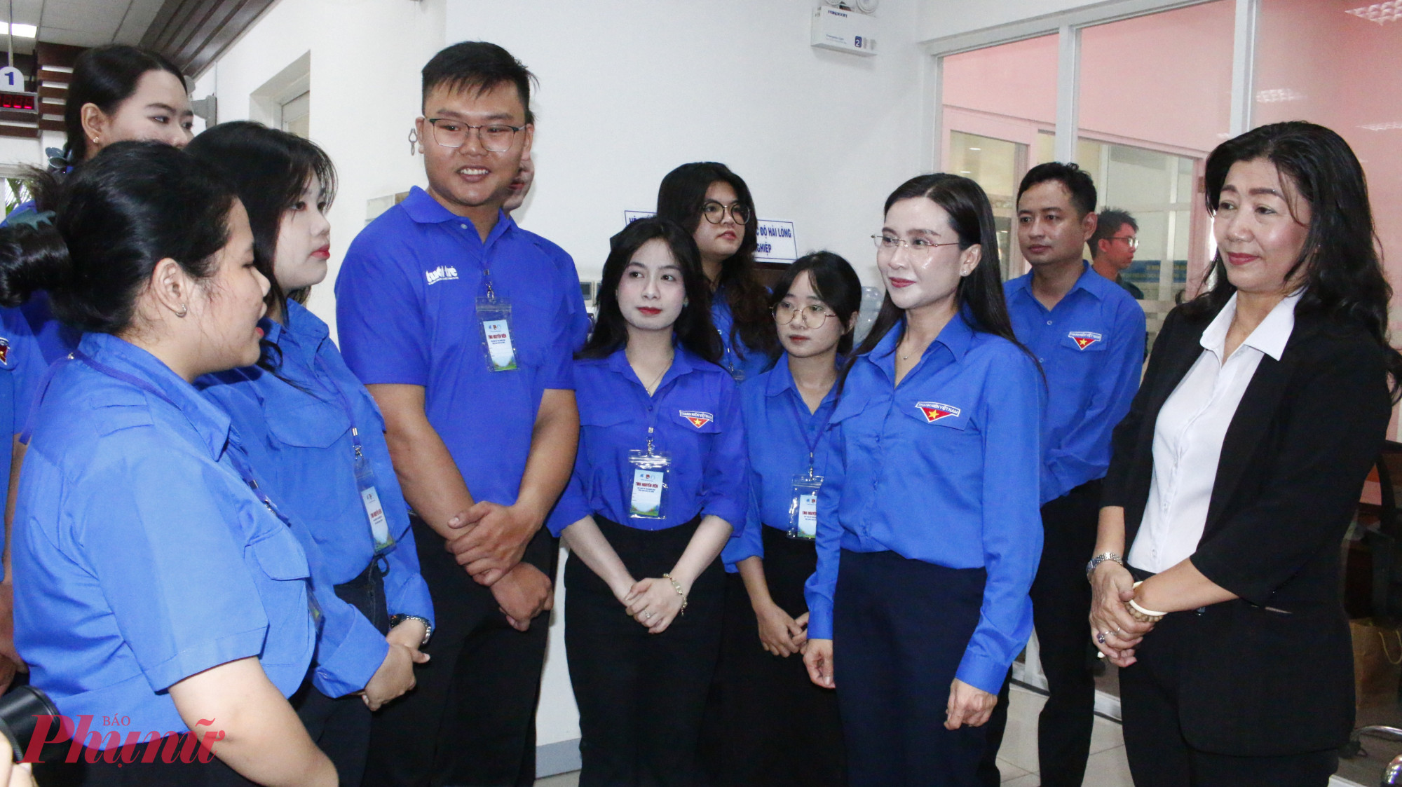 Bà Nguyễn Thị Bạch Mai – Phó Trưởng Ban tuyên giáo và Dân vận Thành uỷ TPHCM, bà  Nguyễn Phạm Duy Trang - Bí thư Trung ương Đoàn, Chủ tịch Hội đồng Đội Trung ương thăm hỏi, động viên đội hình thanh niên tình nguyện đang thực hiện nhiệm vụ tại Trung tâm hành chính công phường Phú Nhuận