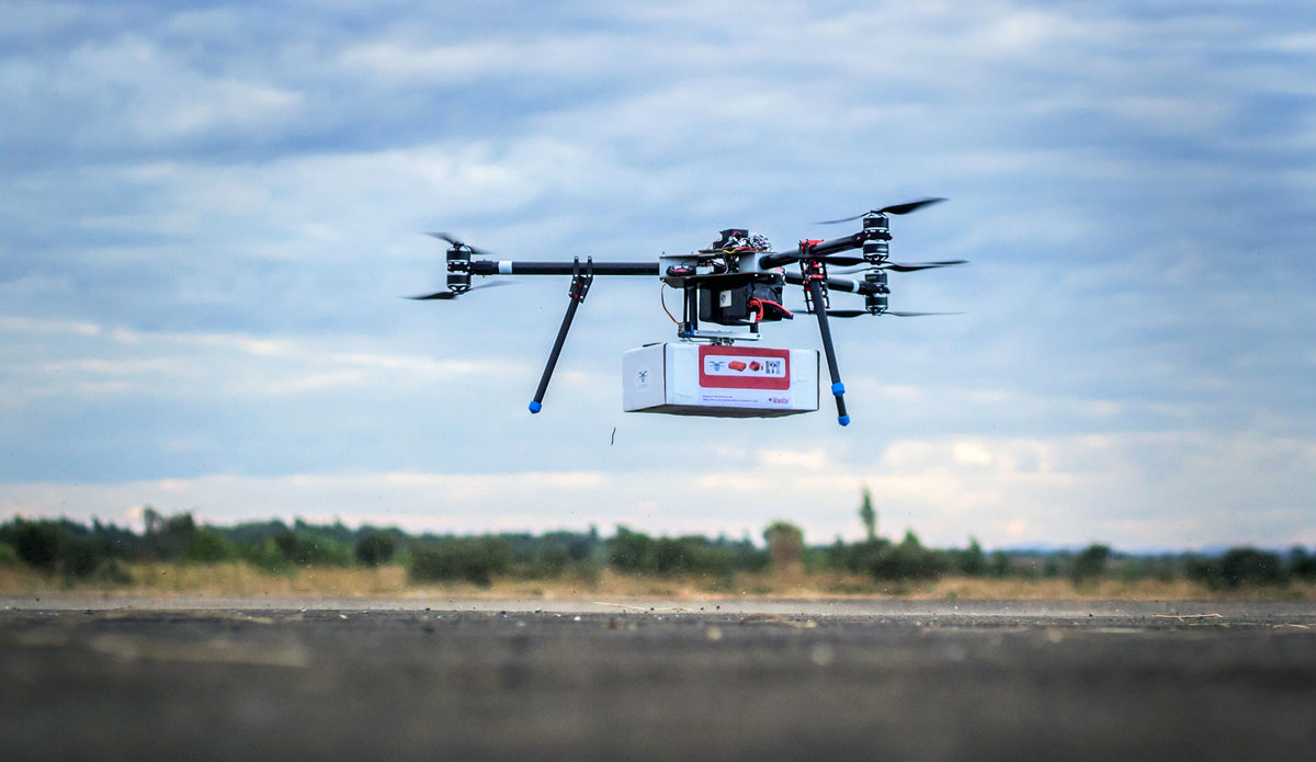 Một chiếc drone cứu 2 đứa trẻ và khoảng trống pháp lý Drone được ứng dụng nhiều tại các quốc gia để hỗ trợ con người