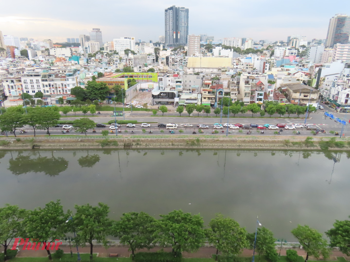 Phường Khánh Hội, Vĩnh Hội - TPHCM: Gạch nối quá khứ và hiện tại Từ đường Bến Vân Đồn (phường Vĩnh Hội) nhìn sang bên kia kênh Bến Nghé là đại lộ Võ Văn Kiệt - Ảnh: H.Nhu