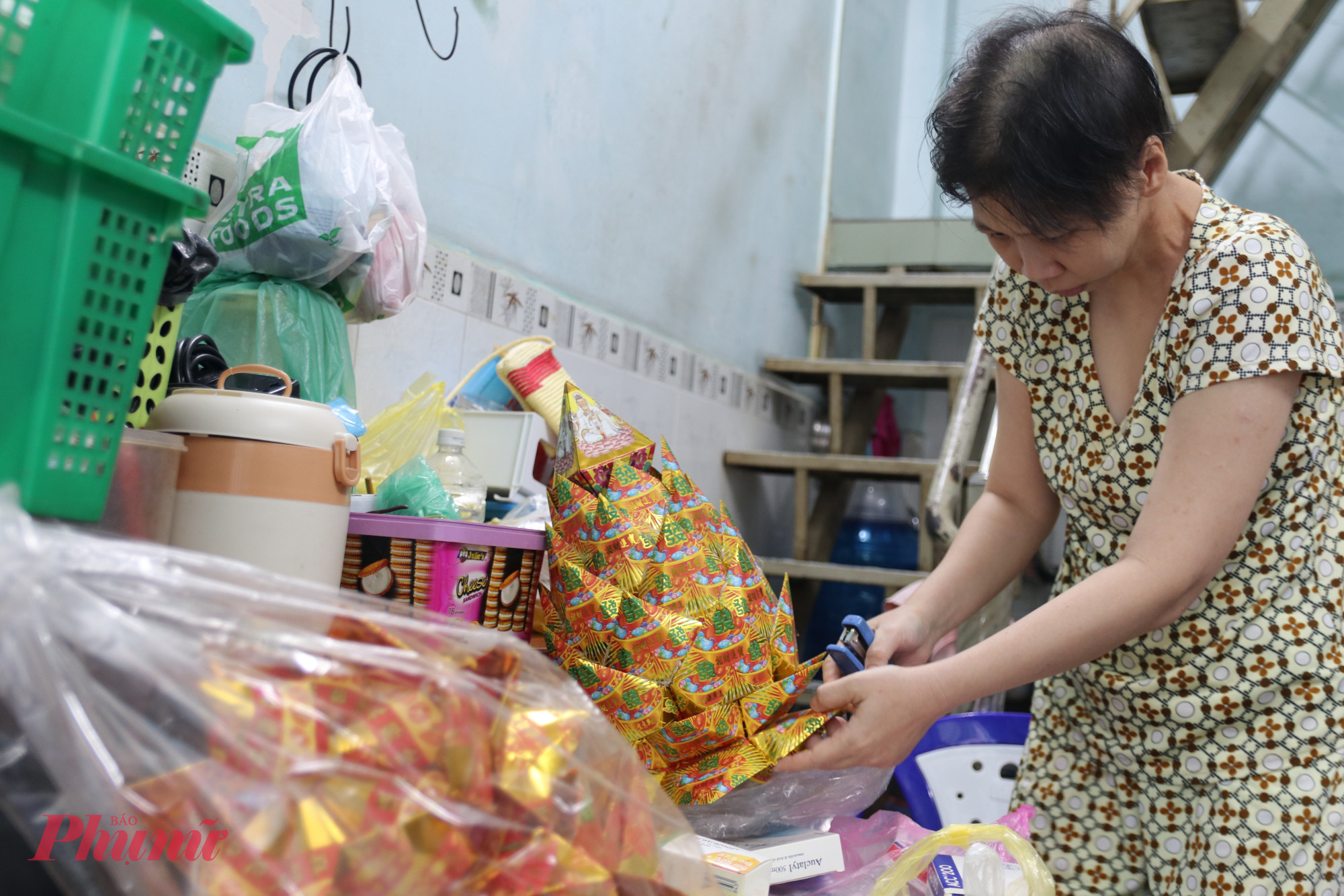 Bệnh tật là vậy, chị Liên vẫn cố gắng nhận hàng về nhà gia công. Tuy nhiên, chỉ có mùng 1 và ngày rằm hàng tháng, chị mới có hàng để làm