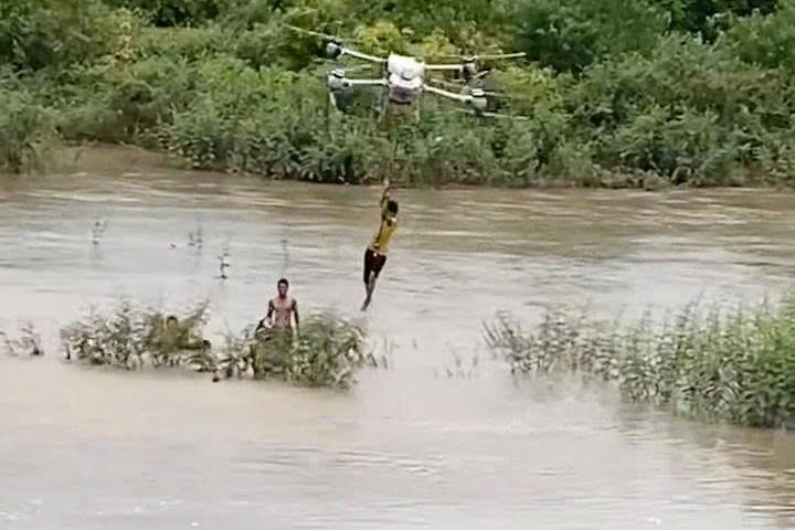 Một chiếc drone cứu 2 đứa trẻ và khoảng trống pháp lý Anh Trần Văn Nghĩa đã dùng máy bay không người lái để cứu hai cháu nháu (Ảnh từ clip)