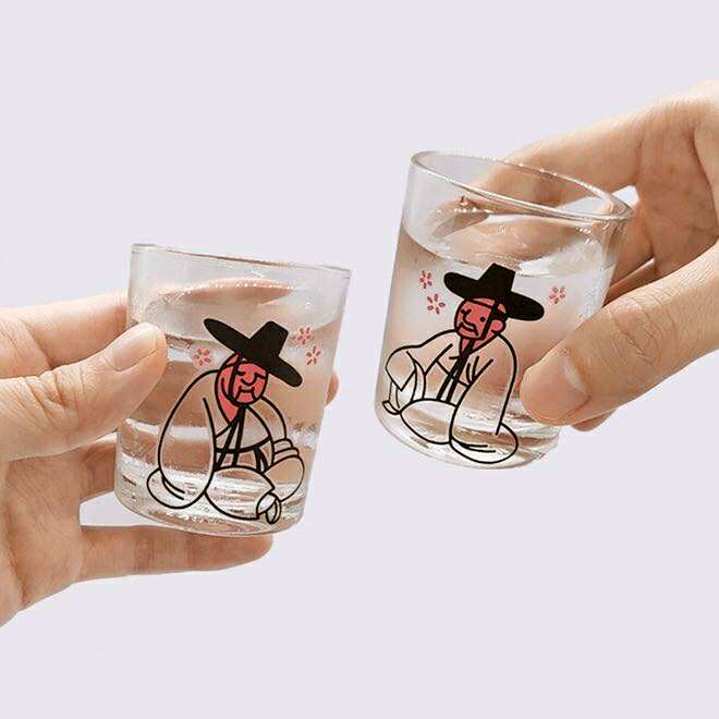 Bảo tàng Hàn Quốc lập kỷ lục nhờ sức hút văn hóa đại chúng Ly rượu soju đổi màu lấy cảm hứng từ tranh của danh họa Kim Hong-do, được thiết kế thông minh: khi rót rượu lạnh vào, khuôn mặt nho sĩ trong tranh chuyển sang đỏ (như đang say).