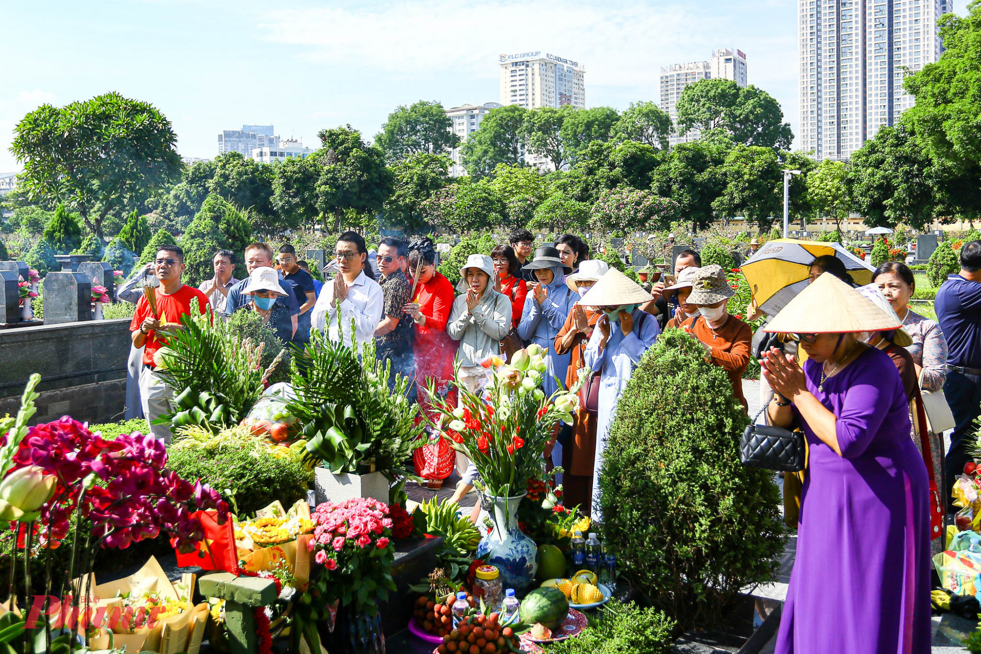 Tại Nghĩa trang Mai Dịch, Hà Nội từng tốp người  tay ôm bó hoa sen, cầm nén hương, chầm chậm tiến về phía mộ để thắp nén hương tưởng nhớ cố Tổng Bí thư.