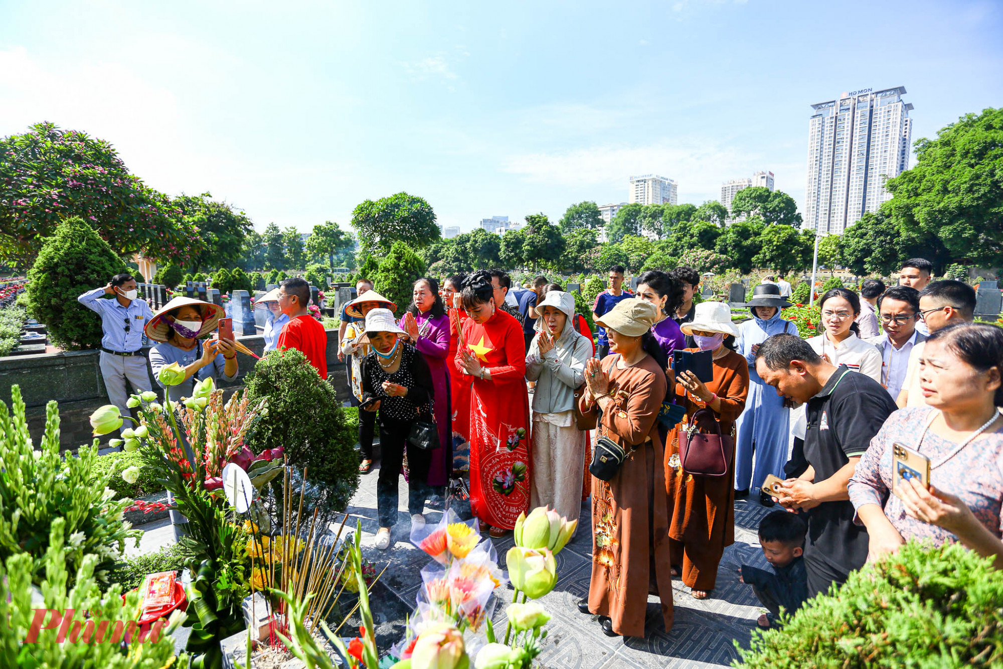 Mỗi khi nhìn về di ảnh của cố Tổng Bí thư Nguyễn Phú Trọng, người dân có mặt tại đây đều không giấu được sự nghẹn ngào, xúc động. 