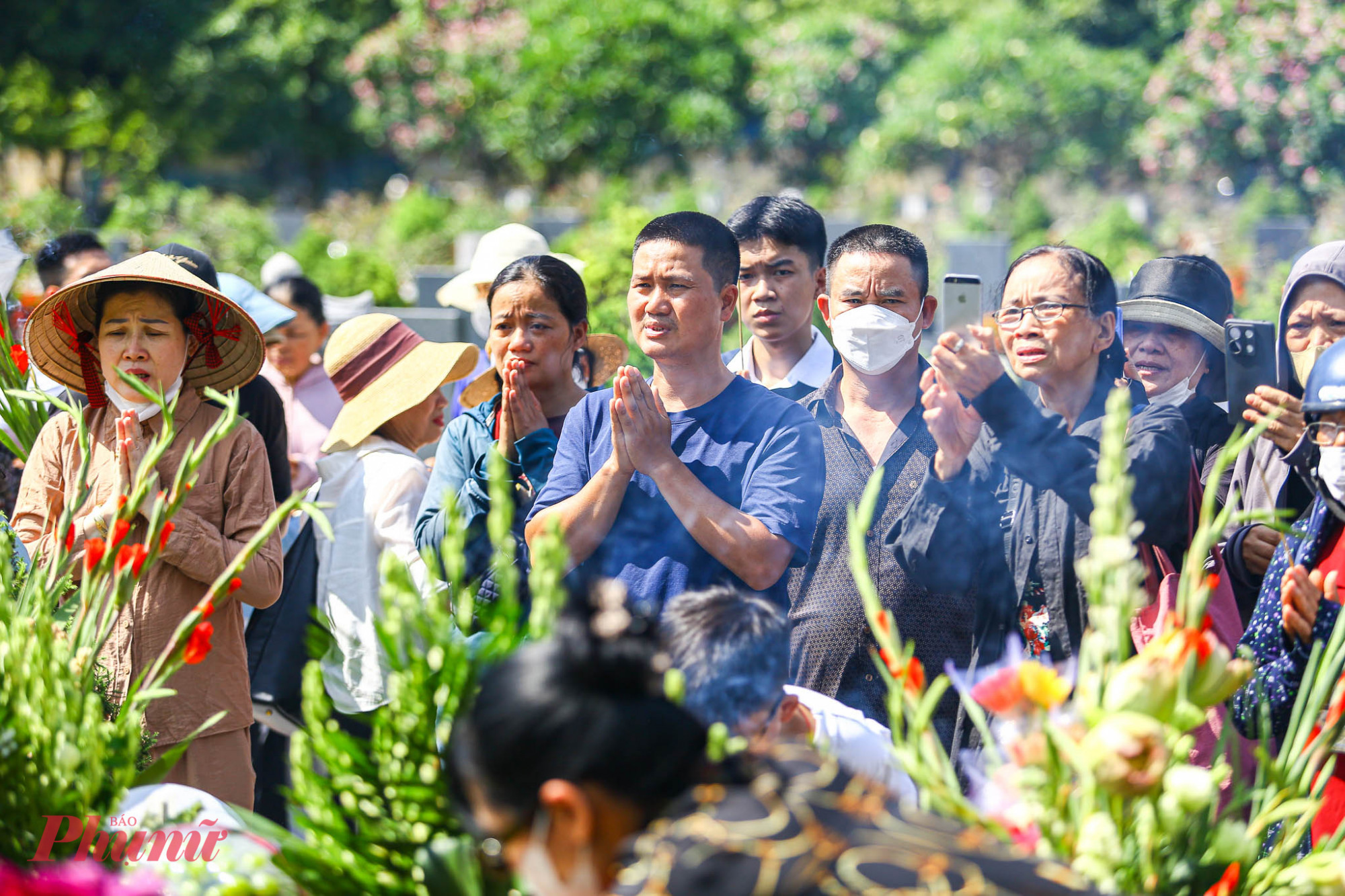 Người dân thể hiện lòng thành kính, tiếc thương trước mộ cố Tổng bí thư Nguyễn Phú Trọng