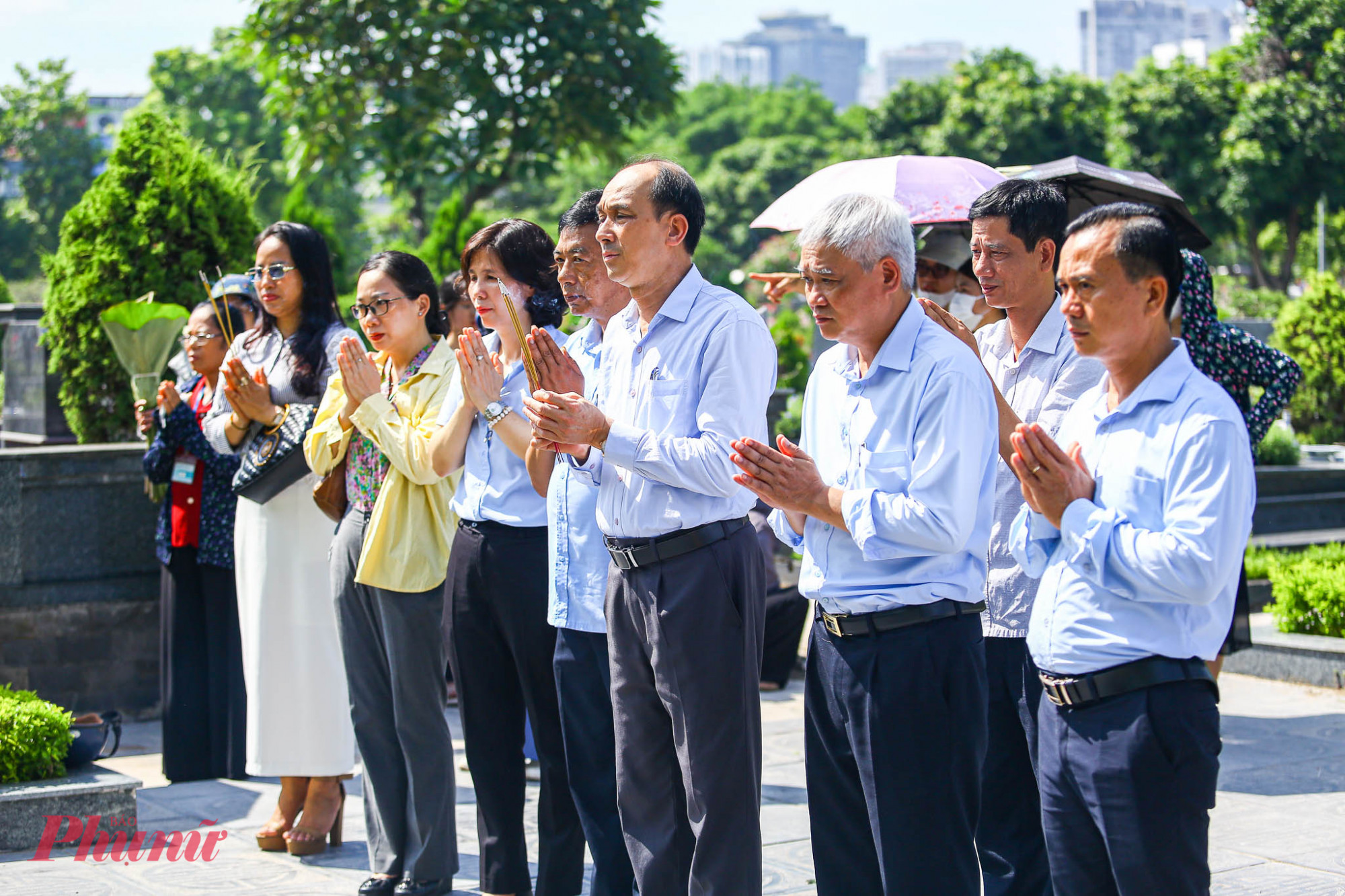 Người dân lặng lẽ, xúc động bật khóc tiếc thương khi đứng tại phần mộ Cố Tổng Bí thư Nguyễn Phú Trọng.