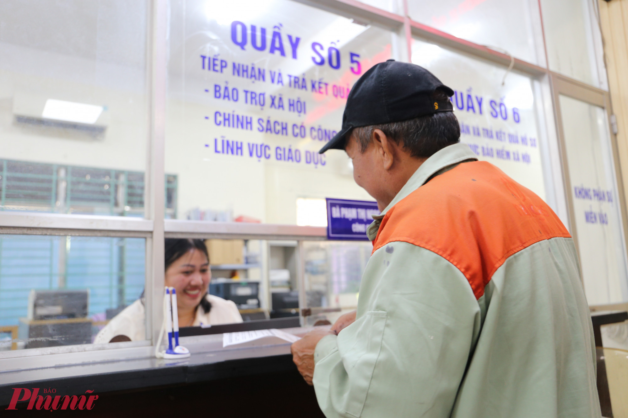 Cán bộ chuyên môn tiếp nhận hồ sơ cấp phép xây dựng tại bộ phận một cửa - Ảnh: Thanh Tâm