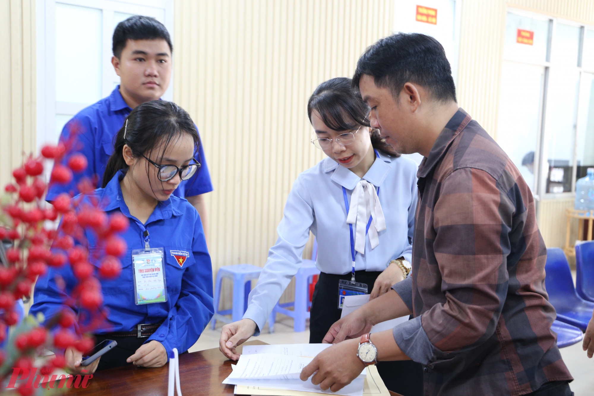 Không khí làm việc khẩn trương, chuyên nghiệp tại phường Bình Tân trong tuần đầu vận hành - Ảnh: Thanh Tâm